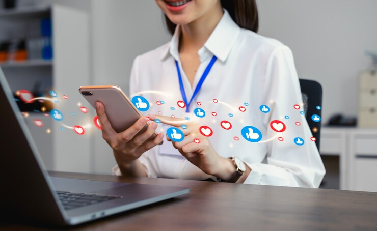 Messaggio di testo digitante della mano della donna sul sociale online e mostrando l'icona sullo schermo.