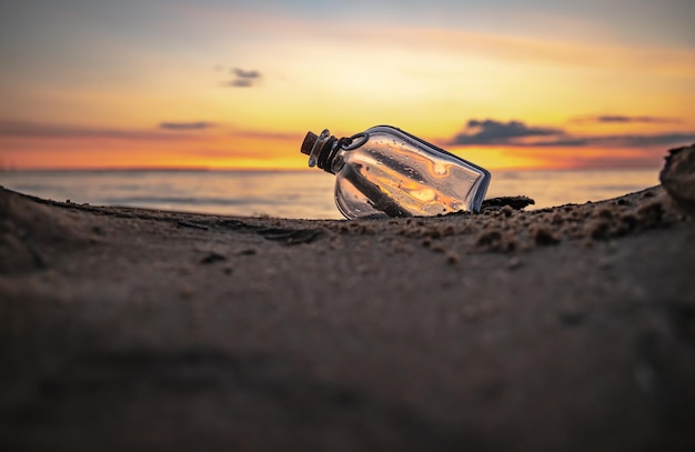 Messaggio in bottiglia contro il tramonto del sole