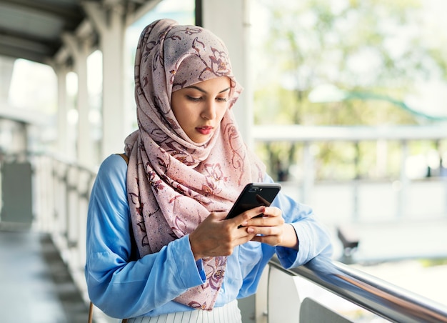 Messaggio islamico di texting della donna sul telefono