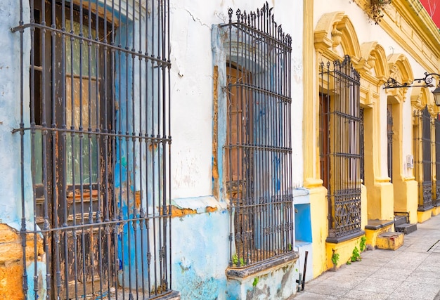 Messico Monterrey colorate case coloniali nella città vecchia Barrio Antiguo