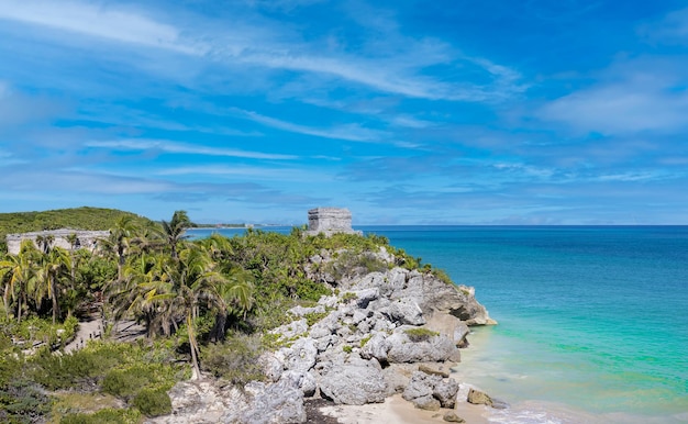 Messico Tempio Dio del vento nella zona archeologica di Tulum e piramidi Maya sulla pittoresca riva dell'oceano