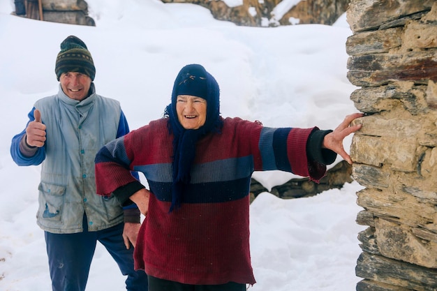 Mestia Georgia 1 febbraio 2020 Gli anziani felici accoppiano uomini e donne abitanti di Svaneti a Ushguli