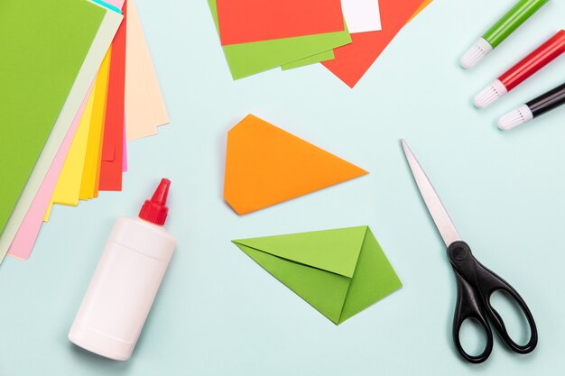 Mestiere di carta flatlay. Concetto di origami. Segnalibro di carota