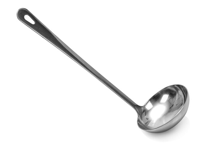 Mestolo da cucina in metallo isolato su sfondo bianco in primo piano