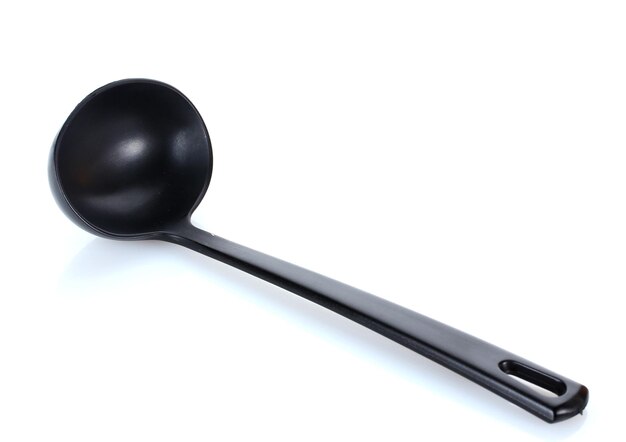 Mestolo da cucina nero isolato su bianco