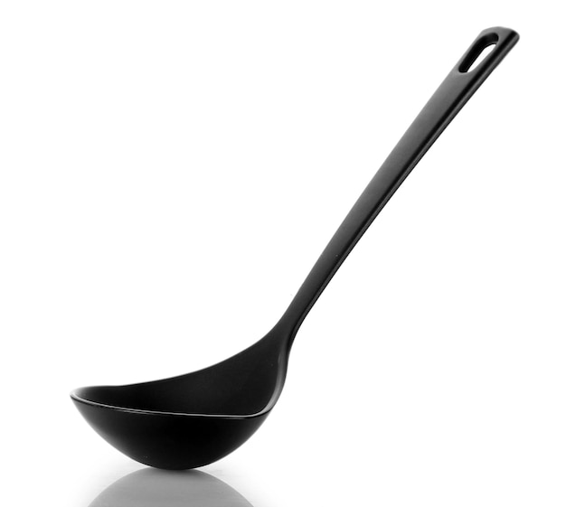 Mestolo da cucina nero isolato su bianco
