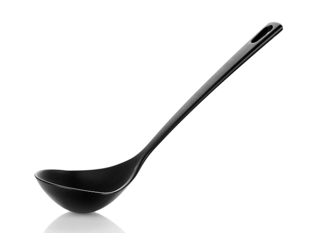 Mestolo da cucina nero isolato su bianco