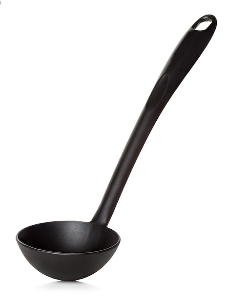 Mestolo da cucina nero isolato su bianco