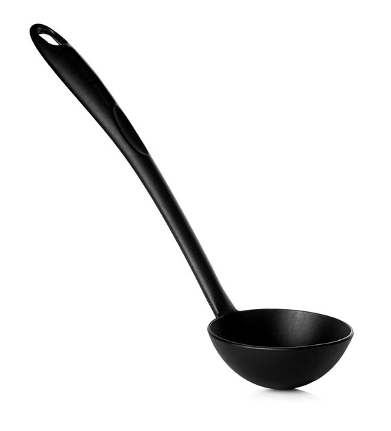 Mestolo da cucina nero isolato su bianco