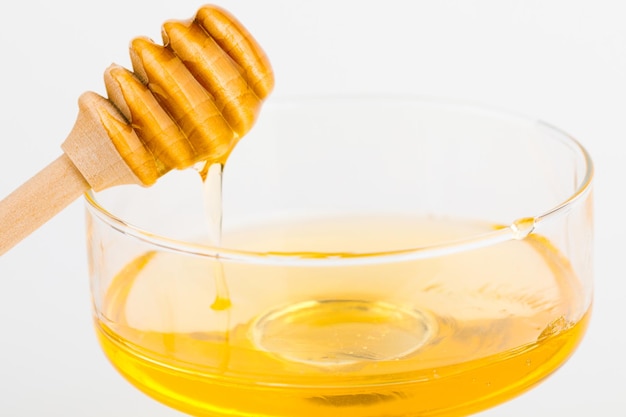 Mestolo di miele Bocconcino di miele in un barattolo di vetro