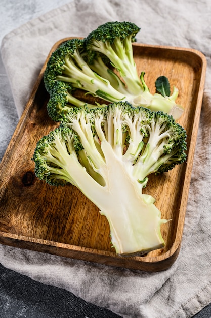 Metà crude dei broccoli in una ciotola di legno.