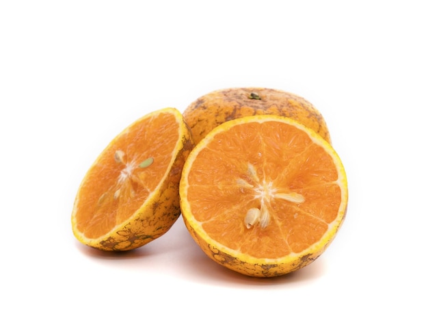 metà d'arancia isolata sullo sfondo bianco frutta thailandese