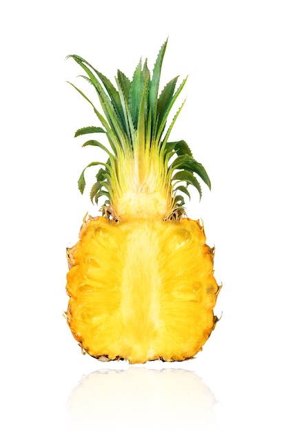 Metà del bambino ananas, fetta, isolato su sfondo bianco con ombra.