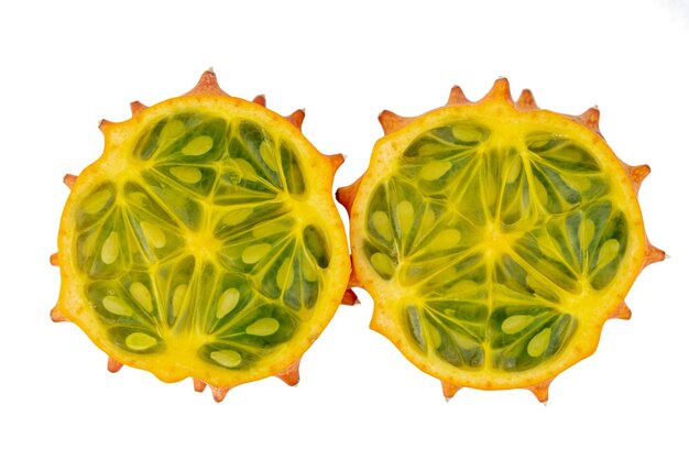 Metà del frutto Kiwano (Cucumis metulifere)