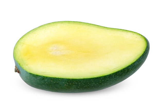 Metà del mango verde isolato su sfondo bianco. percorso di residuo della potatura meccanica del mango