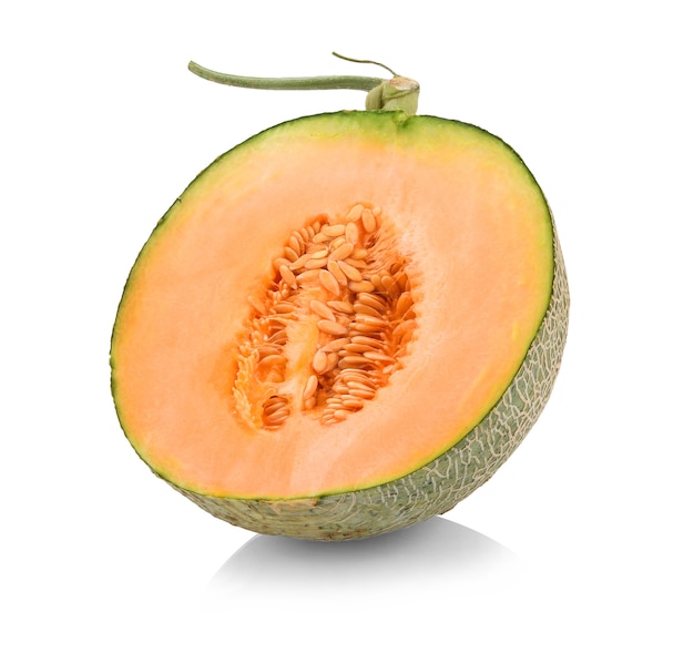 Metà del melone cantalupo isolato su bianco