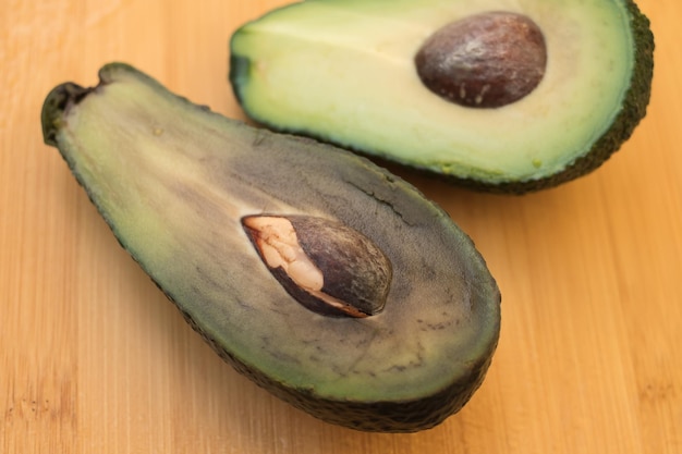 Metà dell'avocado viziato e buono Confronto degli opposti