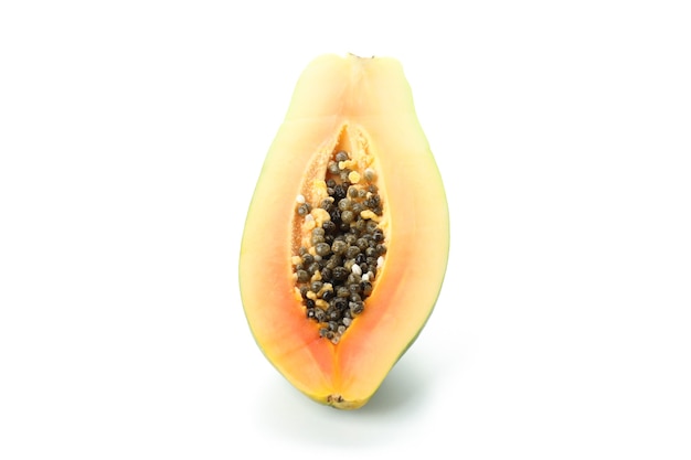Metà della papaia isolata su sfondo bianco