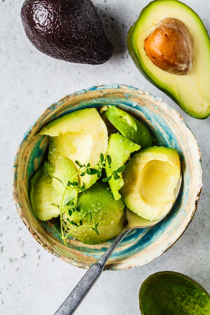 Metà di avocado pelato in una ciotola. Cucina guacamole