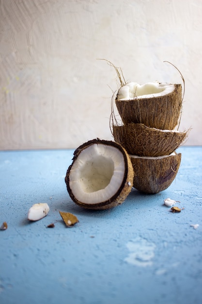 Metà di cocco su sfondo blu