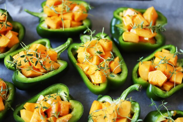 Metà di peperoni verdi ripieni di fettine di zucca.