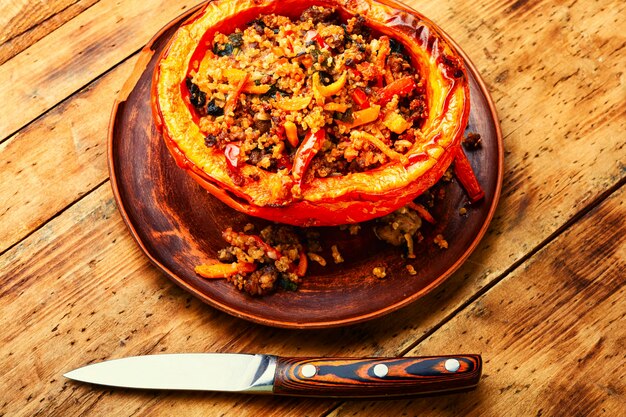 Metà di zucca ripiene di carne macinata, verdure e quinoa. Zucca autunnale hokkaido