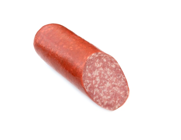 Metà parte della salsiccia salame cervelat isolata su bianco