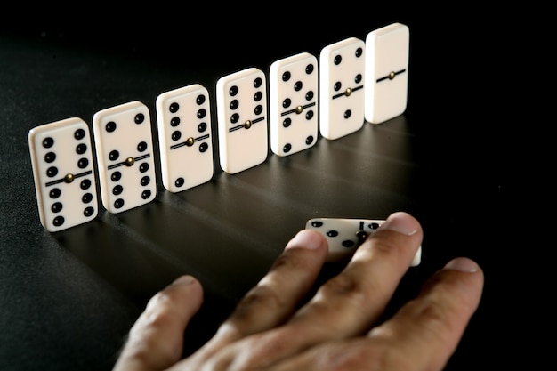 Metafora di gioco di domino