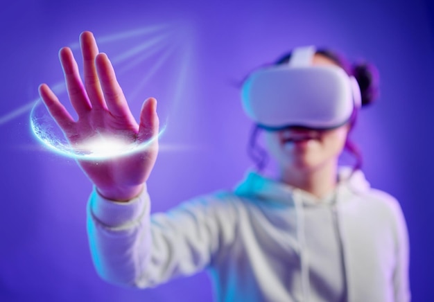 Metaverse realtà virtuale e una donna con occhiali vr per giochi futuristici cyber e mondo 3d Persona giocatore con la mano per un'esperienza digitale leggera e un'app di sfondo viola cyberpunk creativa