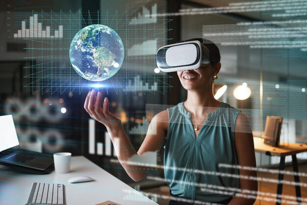 Metaverso VR e donna d'affari con la terra in ufficio di notte esplorando un mondo cibernetico Realtà virtuale futura e dipendente donna con globo digitale con software ai per dati 3d e grafici commerciali