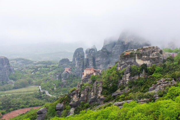 Meteora nel monastero della Grecia sullo sfondo del cielo nuvoloso delle montagne