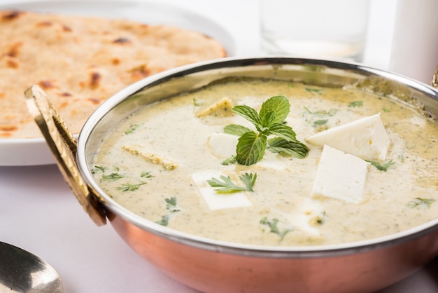 Methi Malai Paneer o curry cremoso di fieno greco e ricotta, ricetta popolare dell'India settentrionale, servita a Karahi con Roti/Paratha, messa a fuoco selettiva