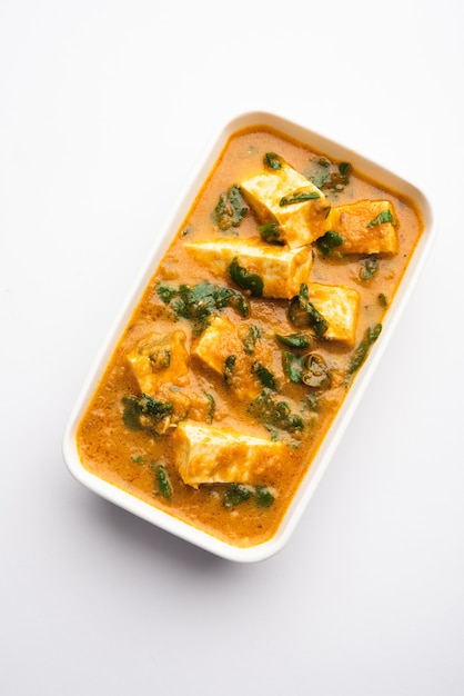 Methi Paneer Sabzi o ricotta in stile indiano con foglie di fieno greco ricetta al curry. Servito in una ciotola o Karahi