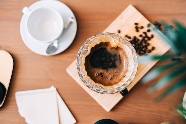 Metodo alternativo di preparazione del caffè, utilizzando un gocciolatore a goccia e un filtro di carta.