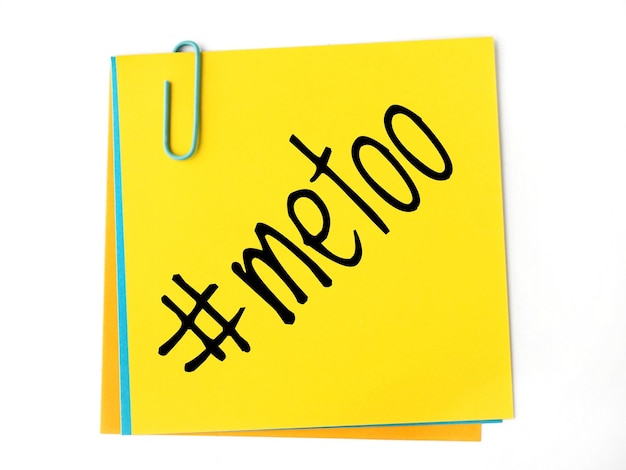 metoo scrivendo a mano l'hashtag su una nota adesiva gialla