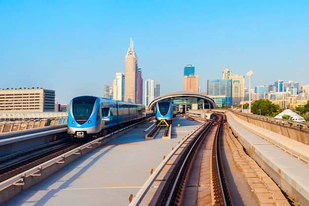 Metropolitana di Dubai e skyline della città Emirati Arabi Uniti