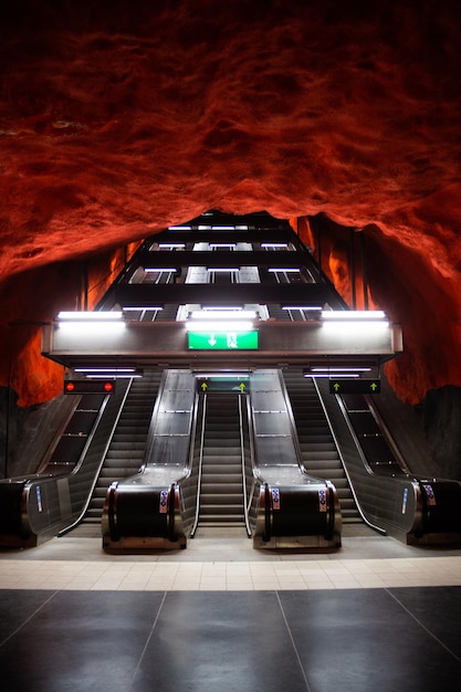 Metropolitana di Stoccolma in Svezia sotto forma di grotte dipinte