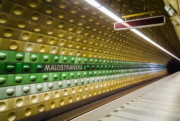 Metropolitana sotterranea di Praga, nella Repubblica ceca. stazione di Malostranska.