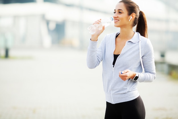 Mette in mostra la donna dopo gli esercizi di sport nell'ambiente urbano