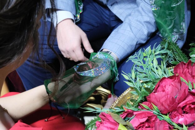 mettendo le mani all'henné della sposa durante la notte dell'henné