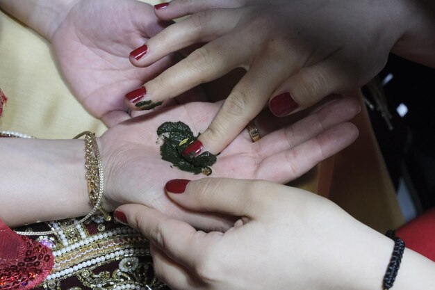 mettendo le mani all'henné della sposa durante la notte dell'henné