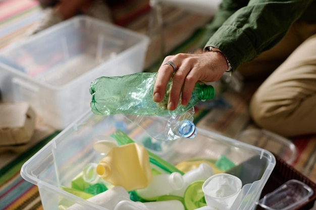 Mettere due bottiglie di plastica in un contenitore