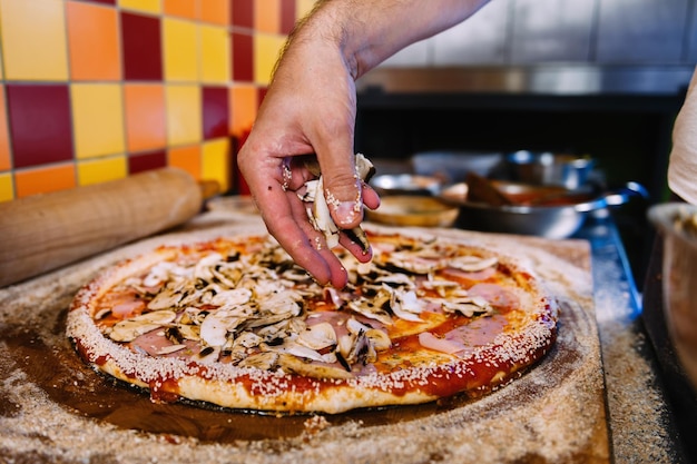 Mettere I Funghi Sulla Pizza Nel Ristorante Pizzeria