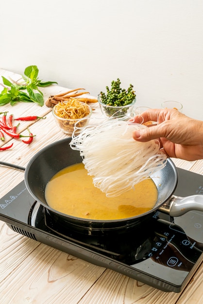 mettere la pasta in padella con salsa