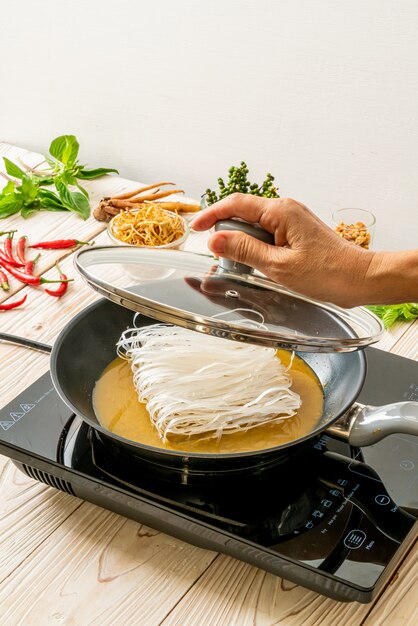 mettere la pasta in padella con salsa