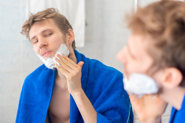 Metti la schiuma da barba nel bagno