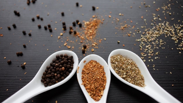 Metti le spezie nel misurino. Cucinare e condire per gusto