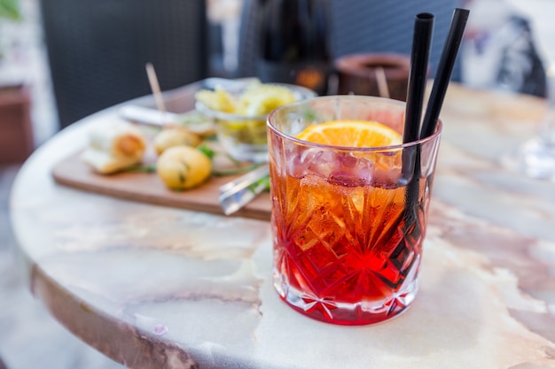 Mezcal Negroni cocktail aperitivo italiano sul tavolo nell'area aperta del ristorante