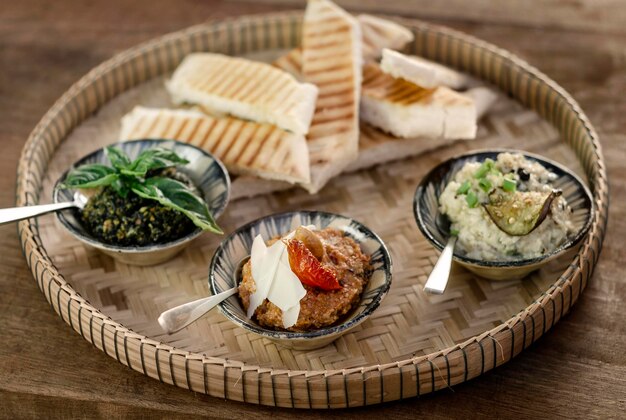 Meze turco vegetariano tapas piatto di spuntini su tavolo di legno rustico