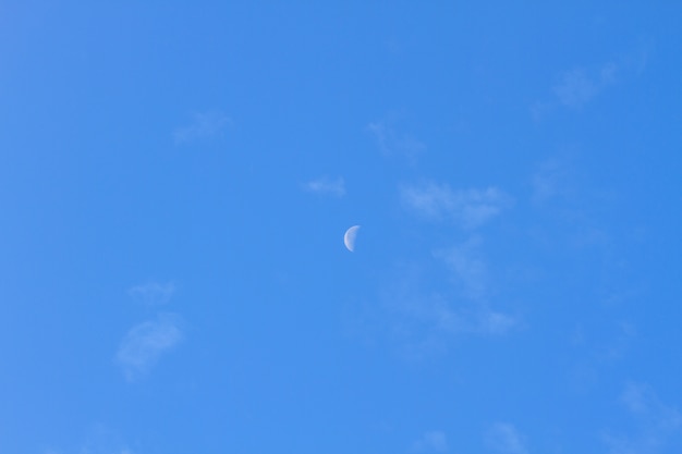 Mezza luna nel cielo blu